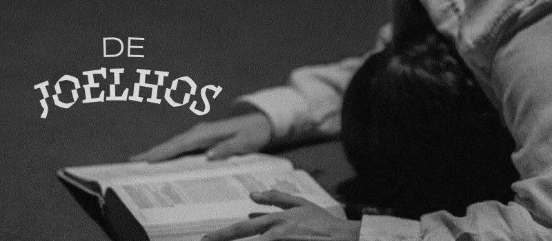 De joelhos